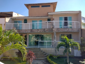 Casa de praia com 4 sendo 3 suites, barra de maric